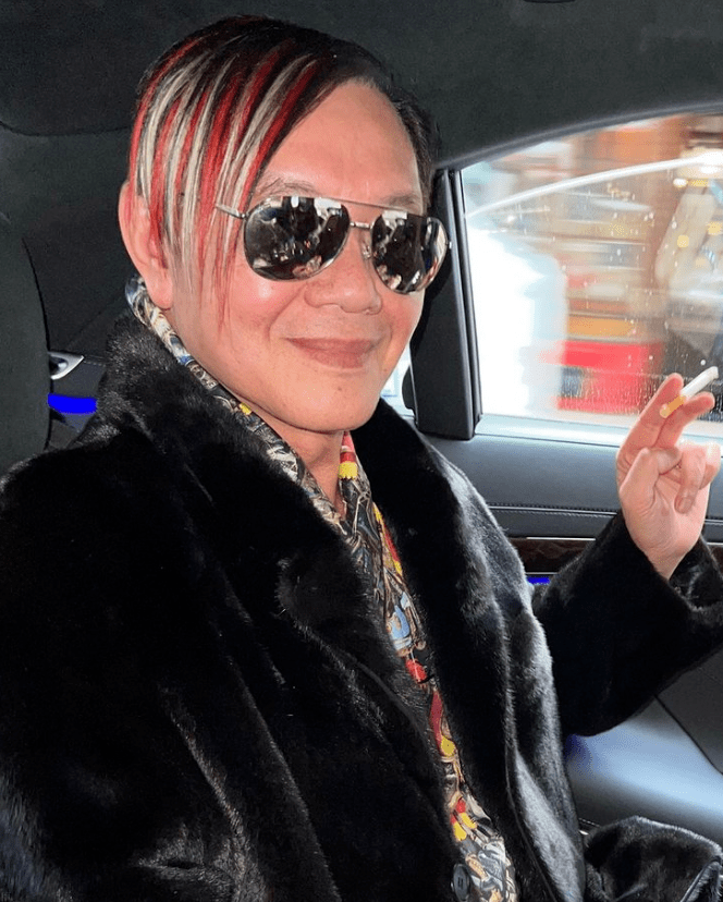 洪永时的时尚品位就像他的财富一样迷,最吸睛的当属发型.