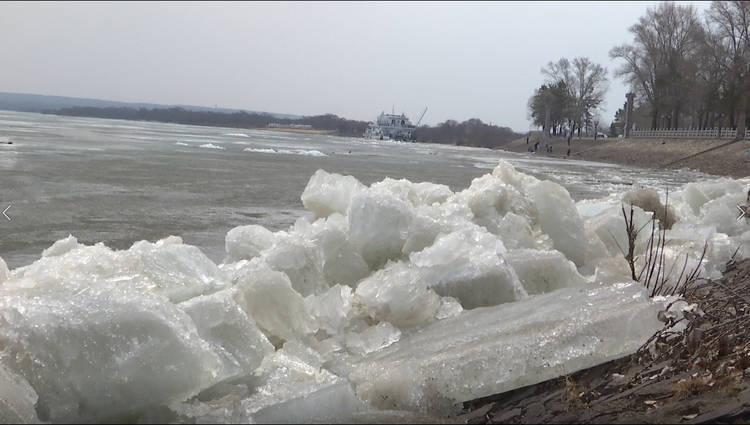 乌苏里江虎林段开江冰排卷起千堆雪