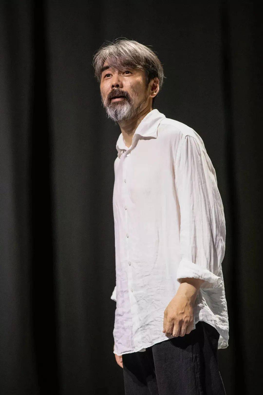 胡艳君担任舞美设计,上海话剧艺术中心演员吕梁,张洪铭,刘鹏,李黎