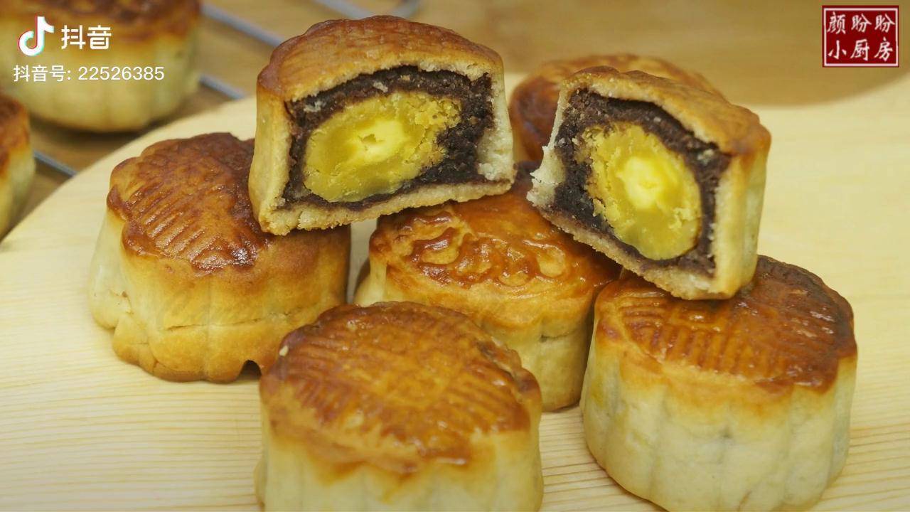 自制广式月饼莲蓉蛋黄月饼红豆沙蛋黄月饼