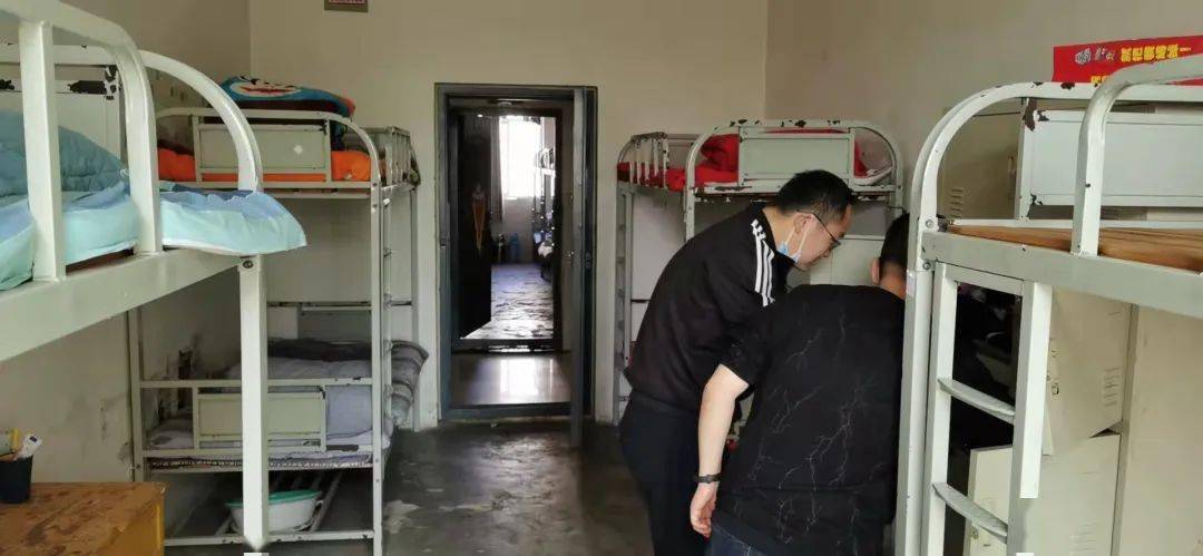 在学生宿舍与教室特别针对手机,香烟,电子烟等违禁品进行检查.