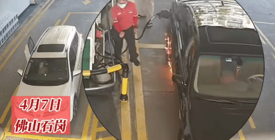 厉害了!加油站小哥11秒扑灭闪燃私家车_小哥