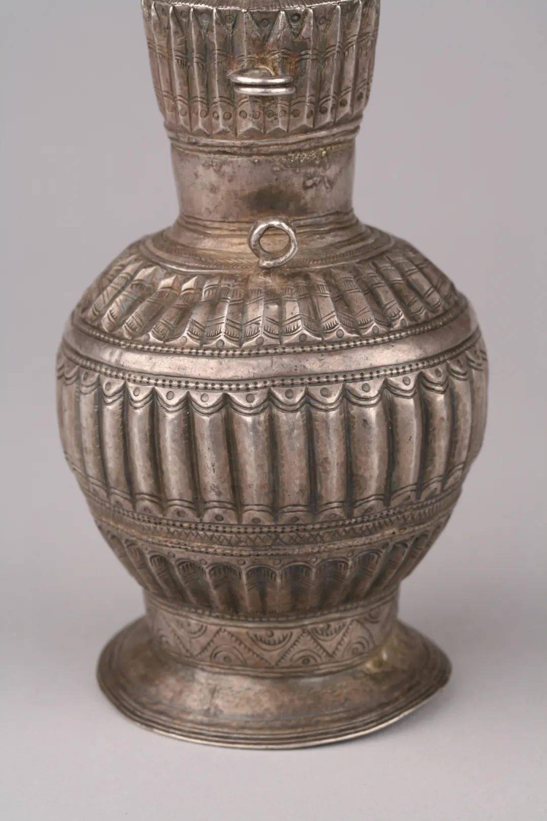 看古今国家三级文物清复合纹四耳银瓶