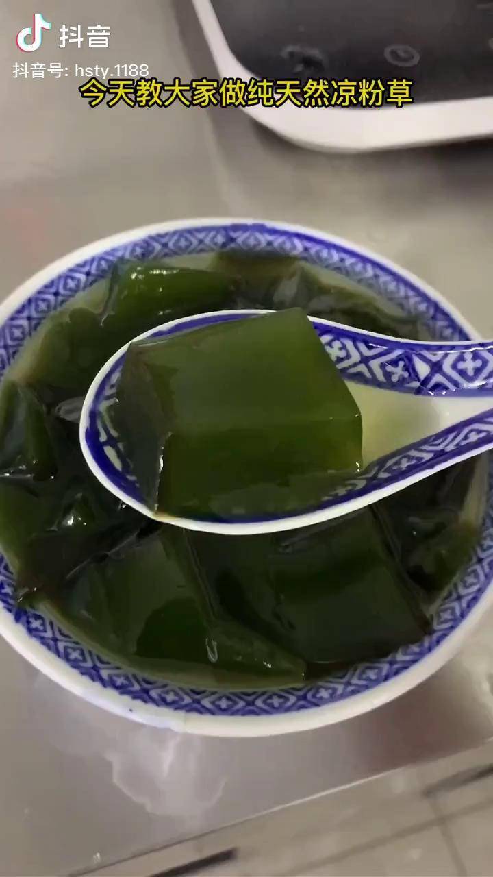 你们吃过新鲜凉粉草做的绿草冻吗小时候在乡下我们是用手搓汁现在可以