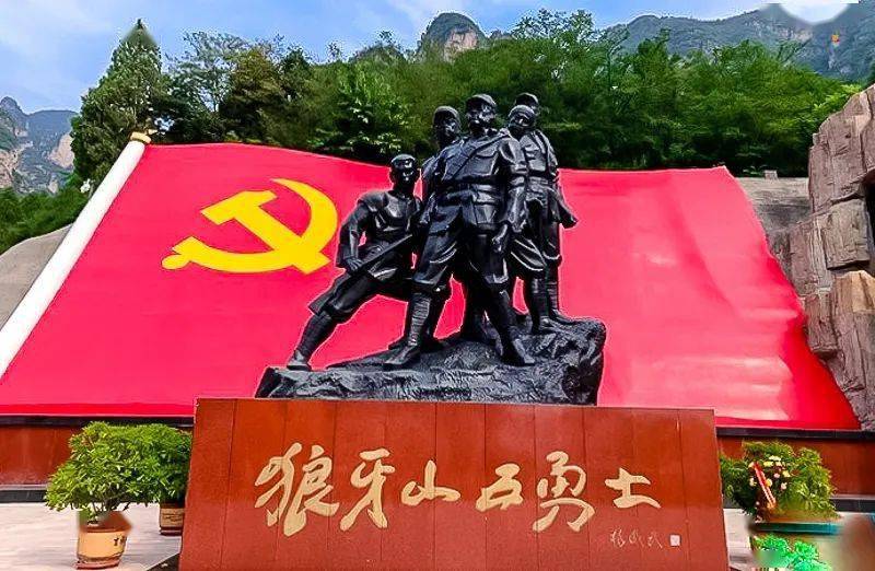 狼牙山地处太行山北端东麓,属太行山脉,地貌复杂,由5坨36峰组成,大