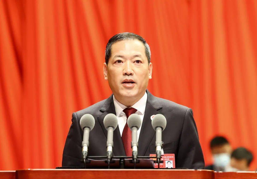 何小华作市人民检察院工作报告.