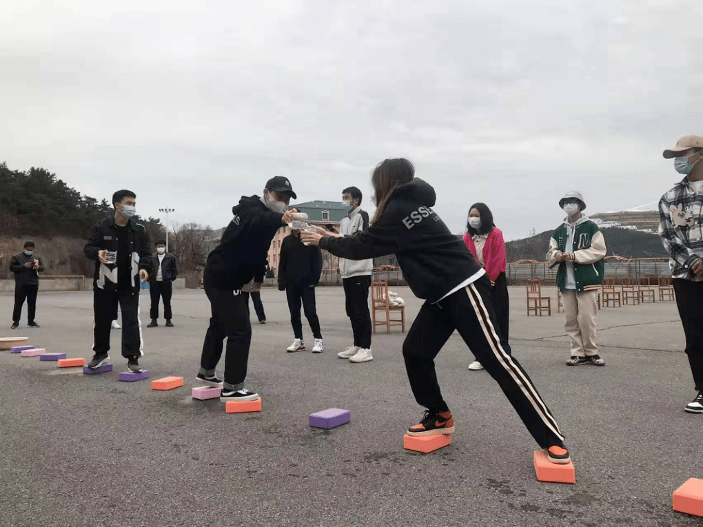 大連大學開展了系列學生活動,疫情防控青年志願者們在食堂,教學樓