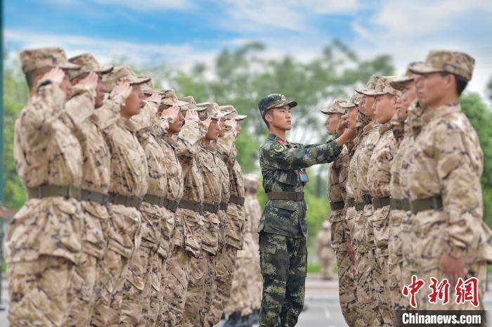 21式军装抢眼重庆武警总队春季入伍新兵开训