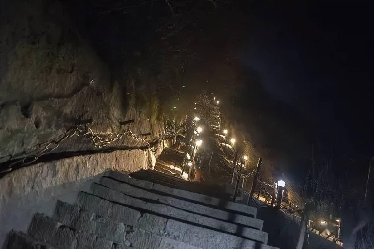 时"走路不看景,看景不走路",注意脚下,就不用担心夜爬华山的安全问题