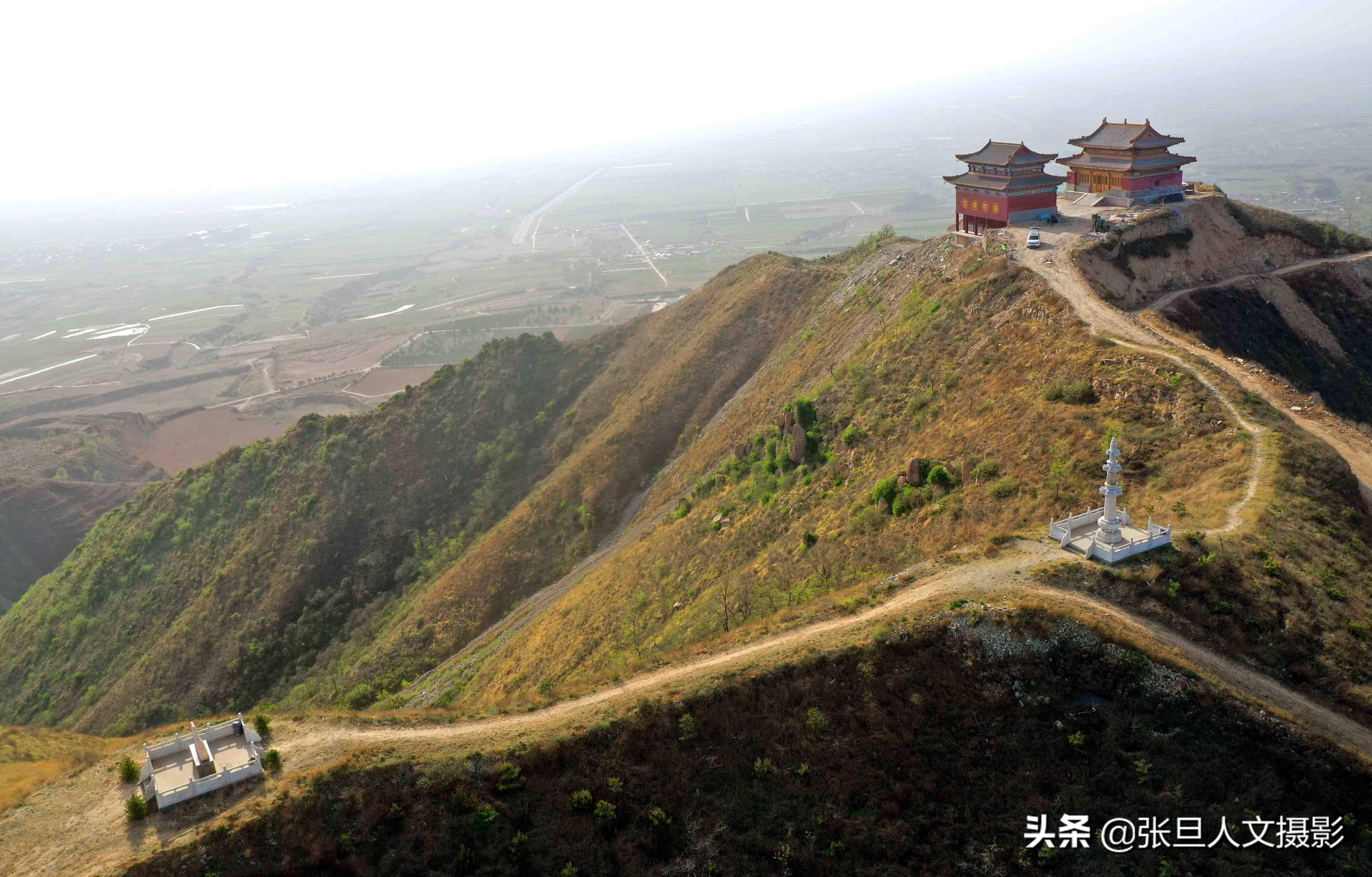 世尊山如展翅金凤站在山顶远眺临汾城隐隐约约飘飘渺渺美极了