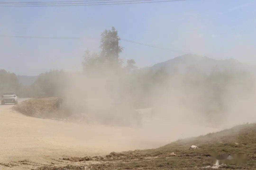 创文曝光台这条公路太难走了尘土飞扬让人很心塞