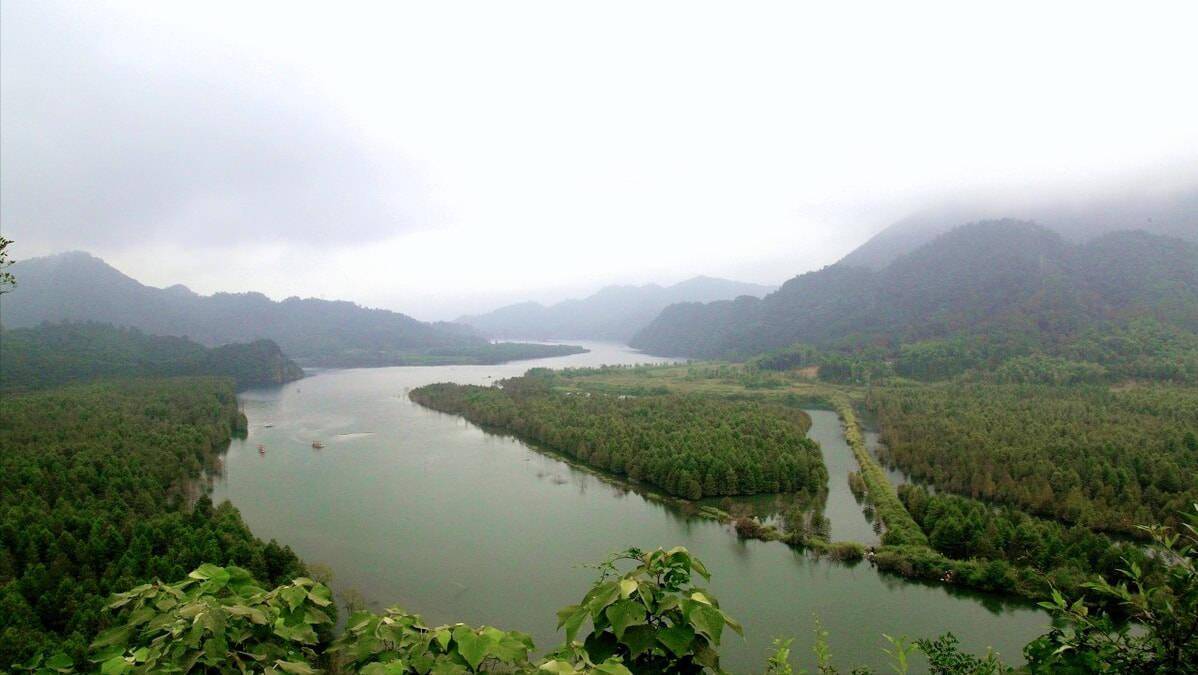 春秋時,范蠡輔佐越王勾踐成就霸業後,辭官遠遊,乘扁舟泛於五湖之上