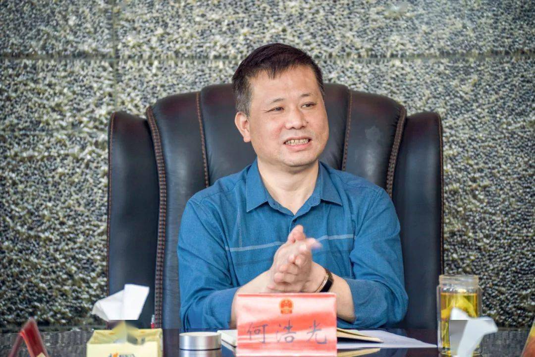 人大常委会党组成员,副主任吕兴萍主持座谈会,县人大常委会领导欧永古