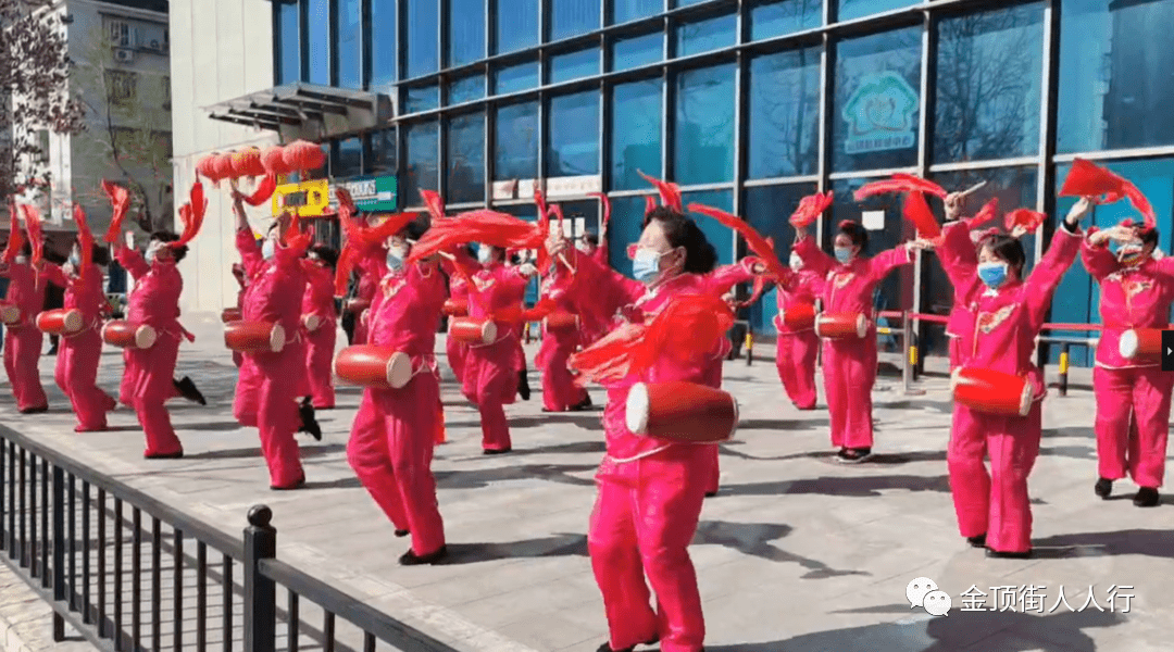 居民主动配合主动接种新冠疫苗共同筑牢免疫屏障用腰鼓队宣传疫苗接种