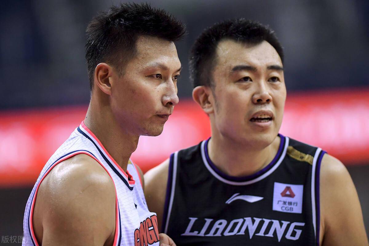 更多地让大外援莫兰德多打一些,去消耗易建联体能,不管是内线韩德君