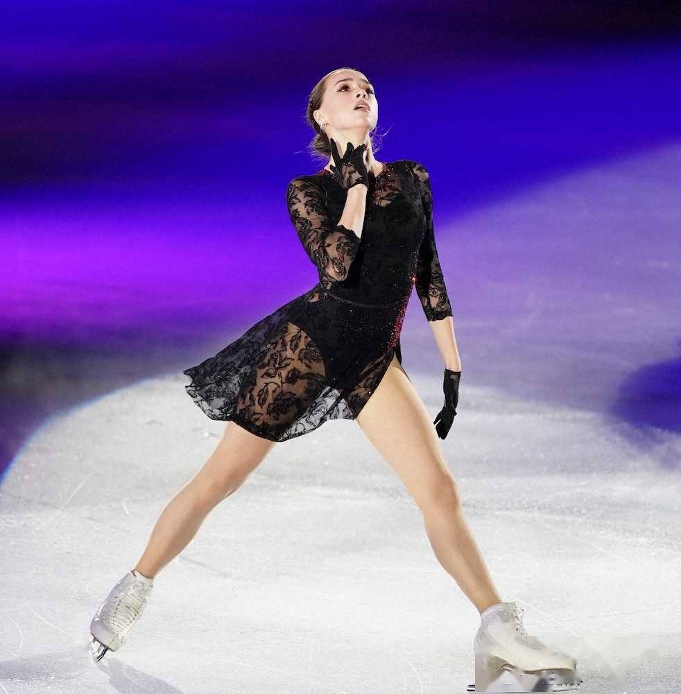 20岁俄罗斯花滑奥运冠军惊艳亮相:成熟唯美展现超模气质_扎吉托娃