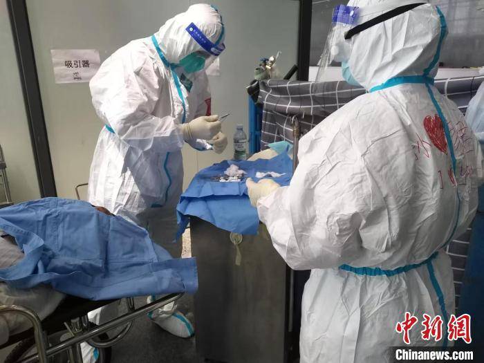 上海方舱医院里的手术：阳性感染者摔伤额头 “大白”成功清创缝合