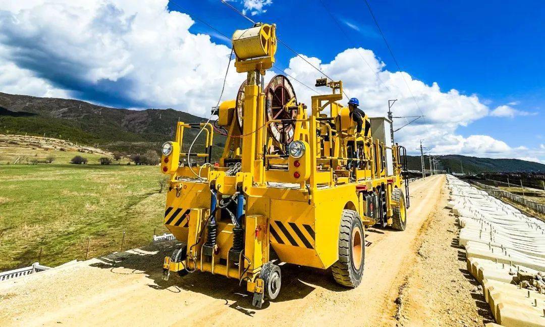 装备头条公铁两用放线车助力丽香线