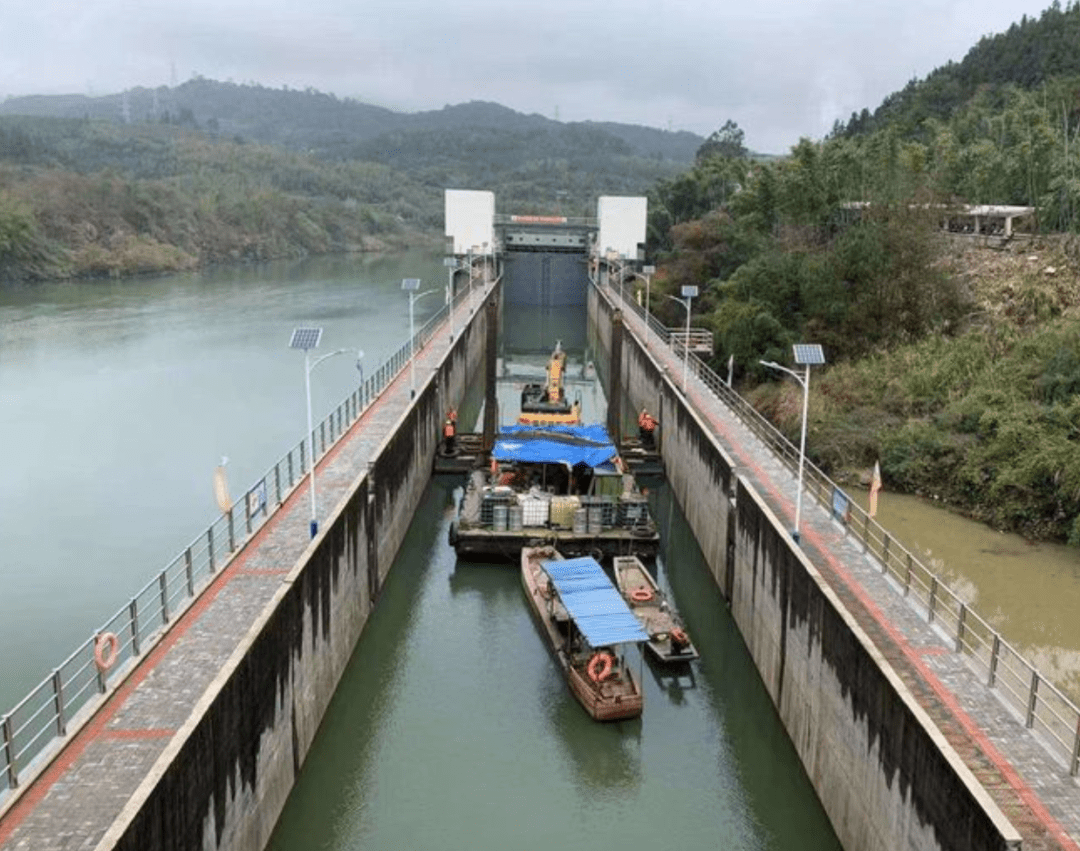 及航道扫测等工程扫尾工作,正在进行船闸实船调试第一阶段(沙溪口至