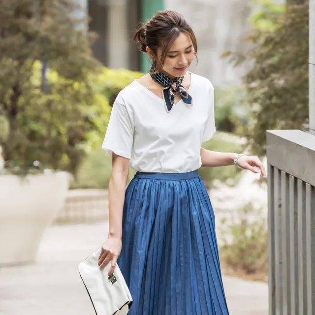 最不挑人的白t恤穿法配条丝巾瞬间摆脱路人感