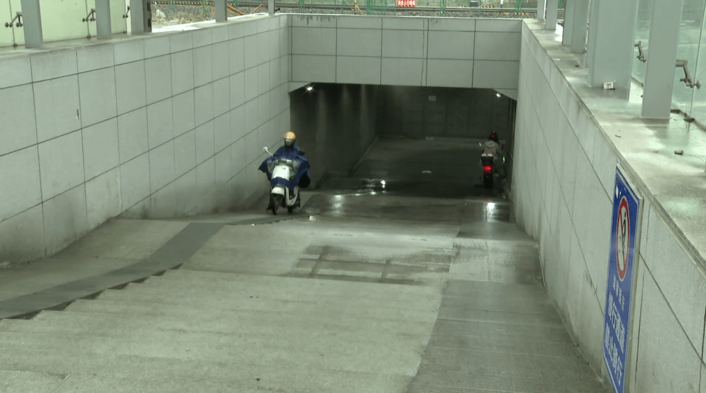 地下通道斜坡又陡又长0202市民质疑设计不合理
