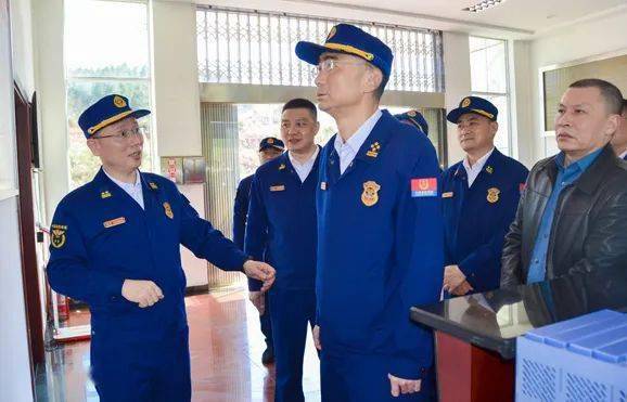 总队党委书记,政治委员李浩,总队党委副书记,总队长徐伟保带头领学