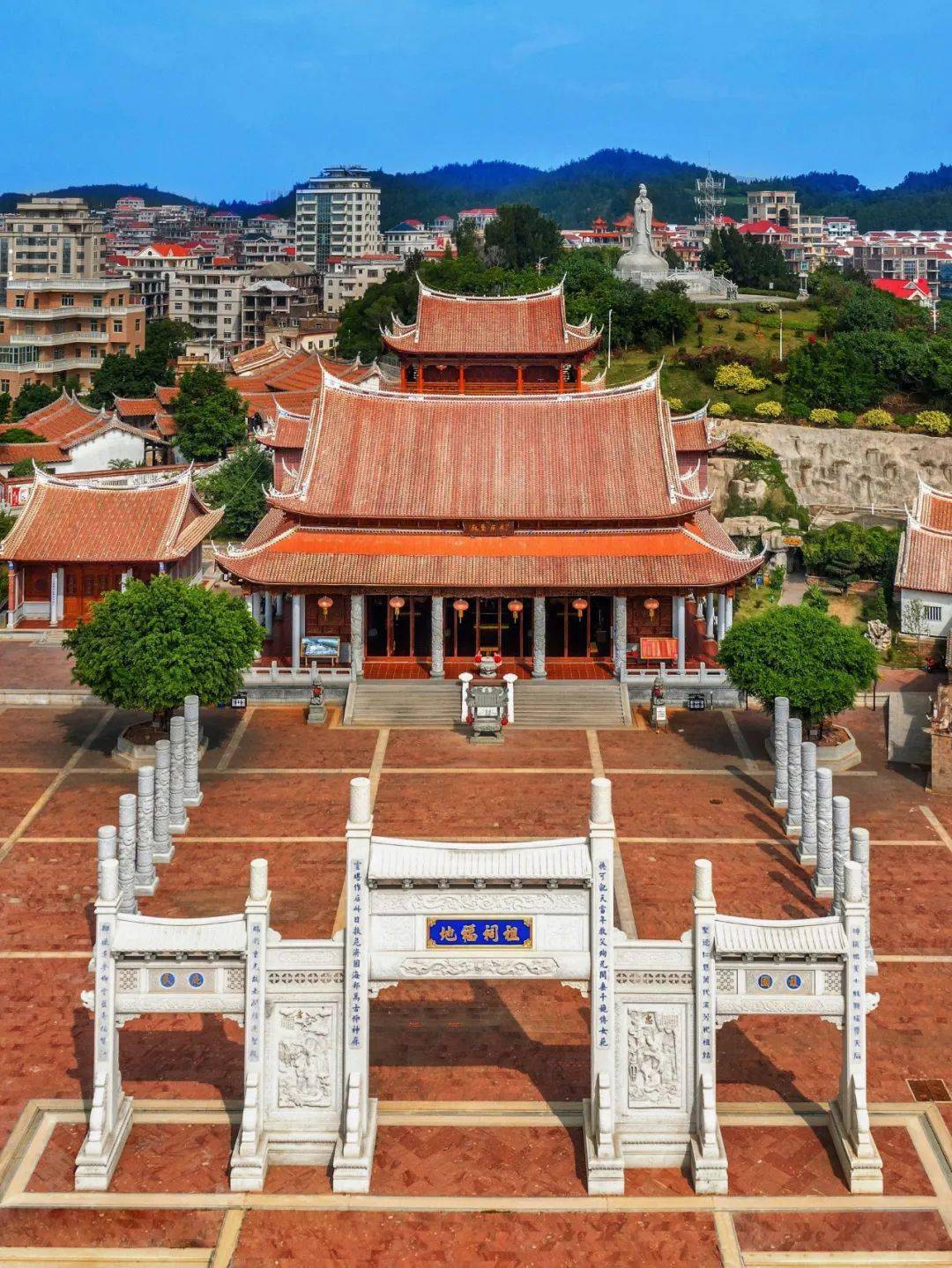 蔡昊)朝圣广场山门(摄影/舒小简)妈祖阁位于莆田市北岸管委会山亭镇