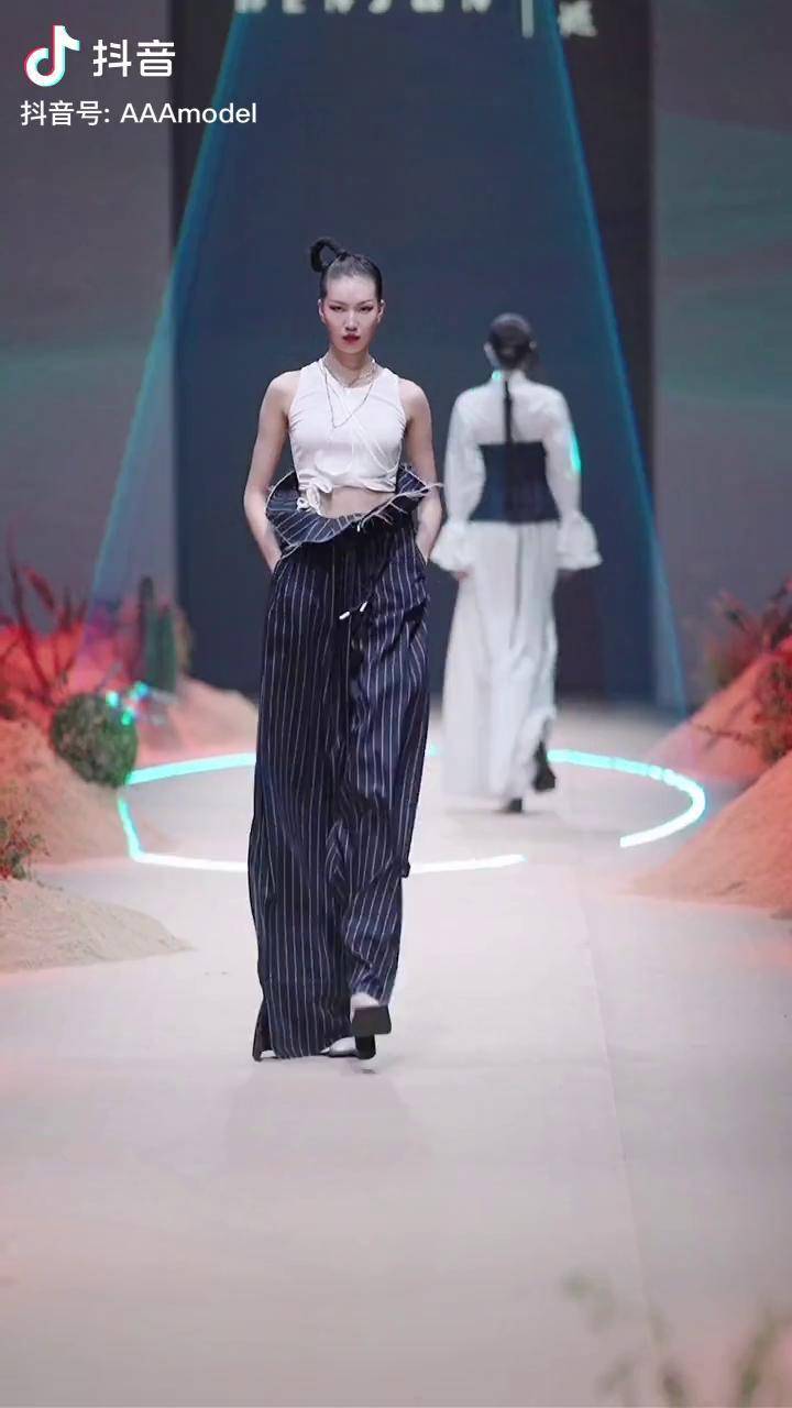 李天舒又美又飒时装周秀场直击时尚气质女神女人大长腿