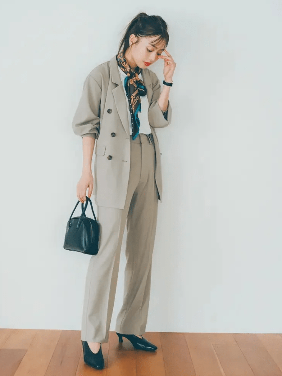 传统西装搭配白t恤时,如果少了这条丝巾,完全没了韵味～这时候加入一