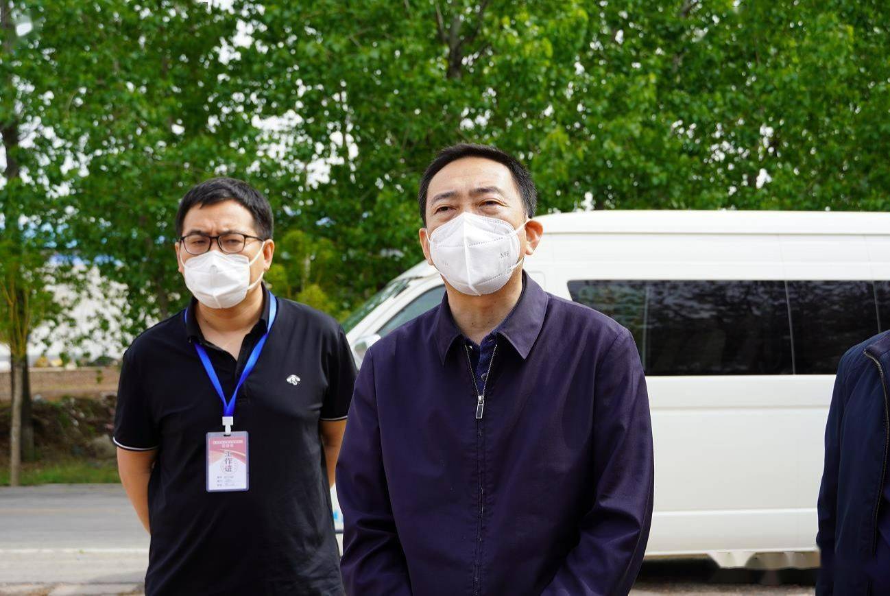 在东张镇各交通卡口,于鹏飞一行详细了解车流量,登记台账,车辆管控等