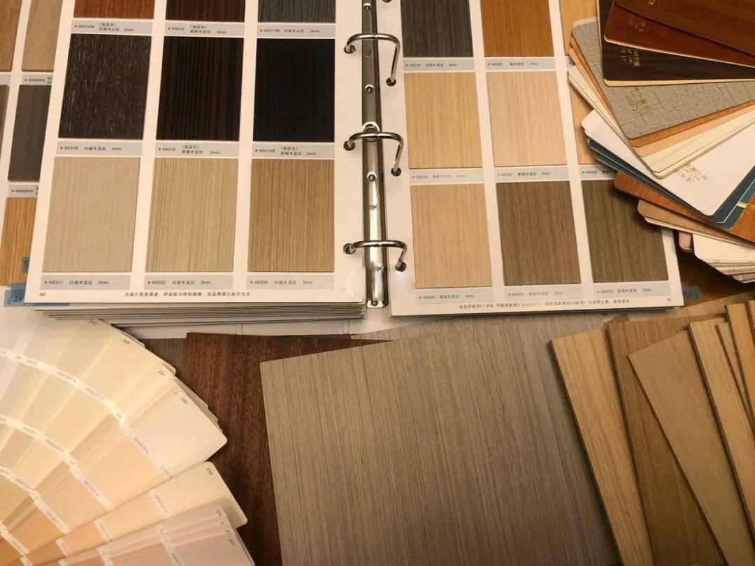 最后木饰面上墙前,不仅需要打好木基层(木工板,奥松板都可以做为打底