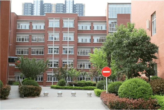 西安铁一中滨河学校文化育人润物无声