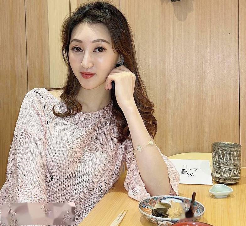 原创香港知名女星炫富遭炮轰一顿午餐吃掉2000元手戴10万名牌手链