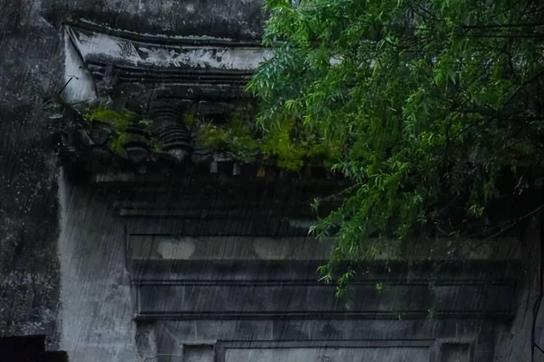 拍攝雨從屋簷滴落的畫面雨後石板路也是一個拍意境的好景物,特有的