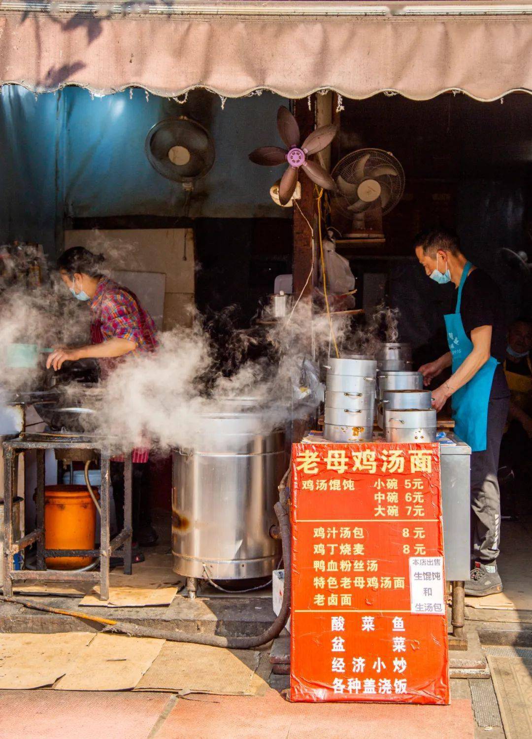 和阿姨打了个照面,阿姨笑着说:"下次记得再来吃鸡汁汤包!