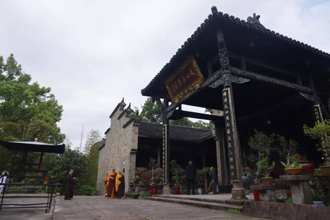 福建省禅茶文化交流协会会长,天心永乐禅寺住持泽道大和尚携寺内四众