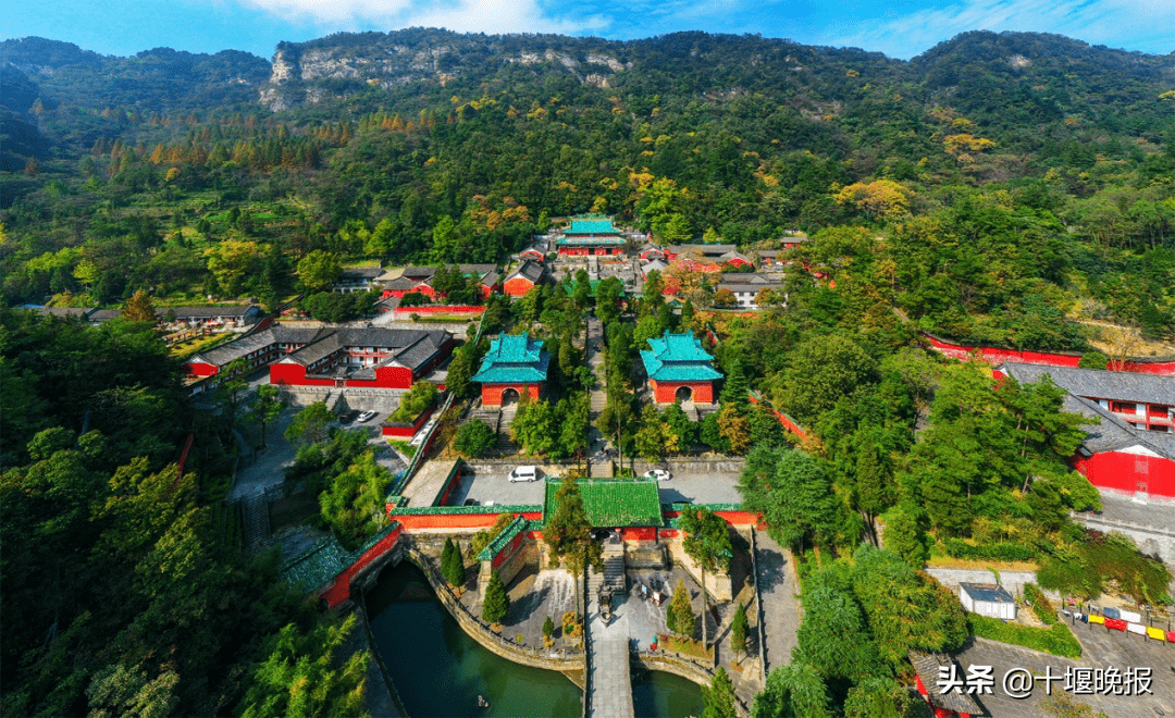 景区宗教活动场所金顶(太和宫),紫霄宫一直由武当山道教协会管理并