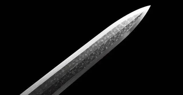 还有南宋诗人陆游也是习武之人,他曾在《融州寄松纹剑》自述"十年学剑