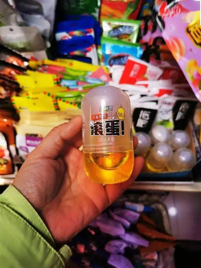 某地学校周边小卖部出售外包装上写有"脑残片""滚蛋"等字样的小零食