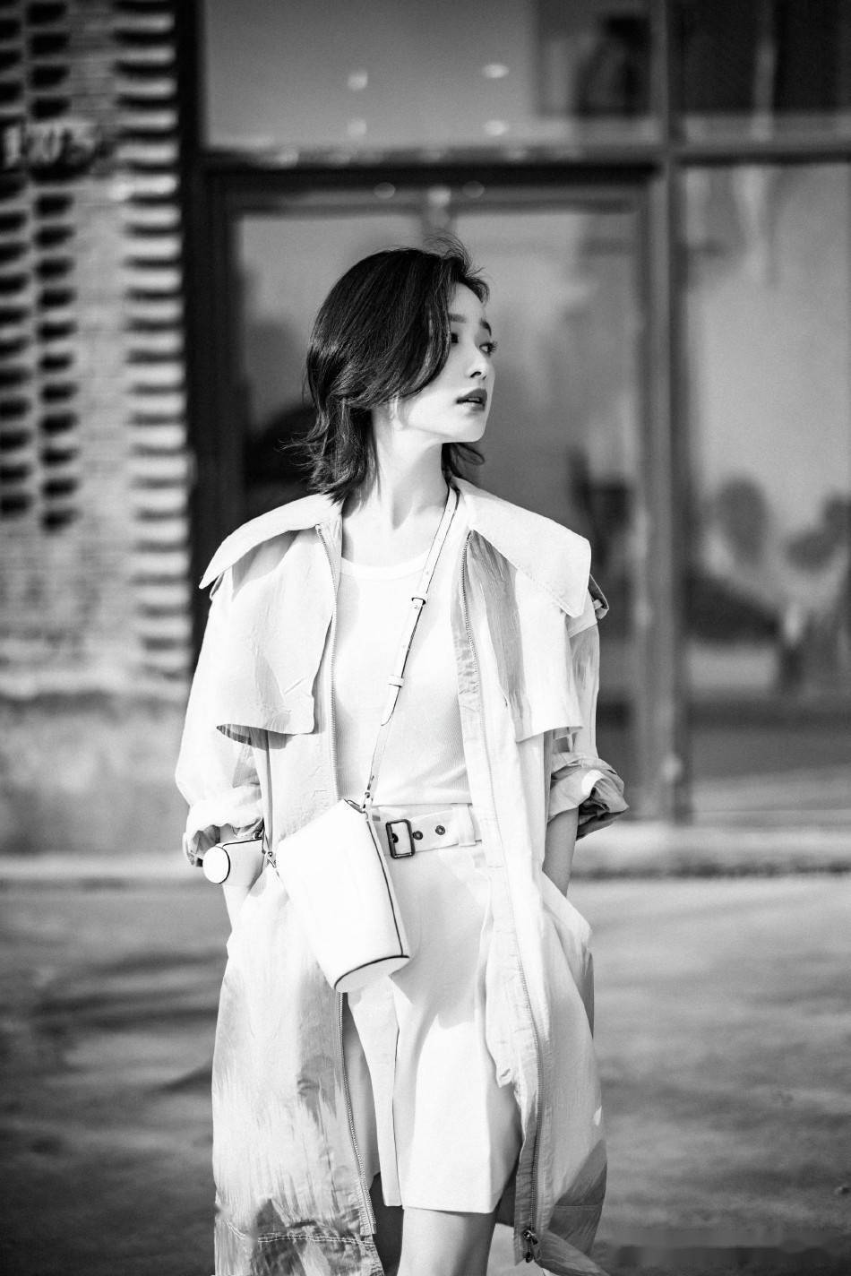 倪妮街边旅途黑白写真释出 着风衣漫步摩登感十足_风光_笑容_倪妮