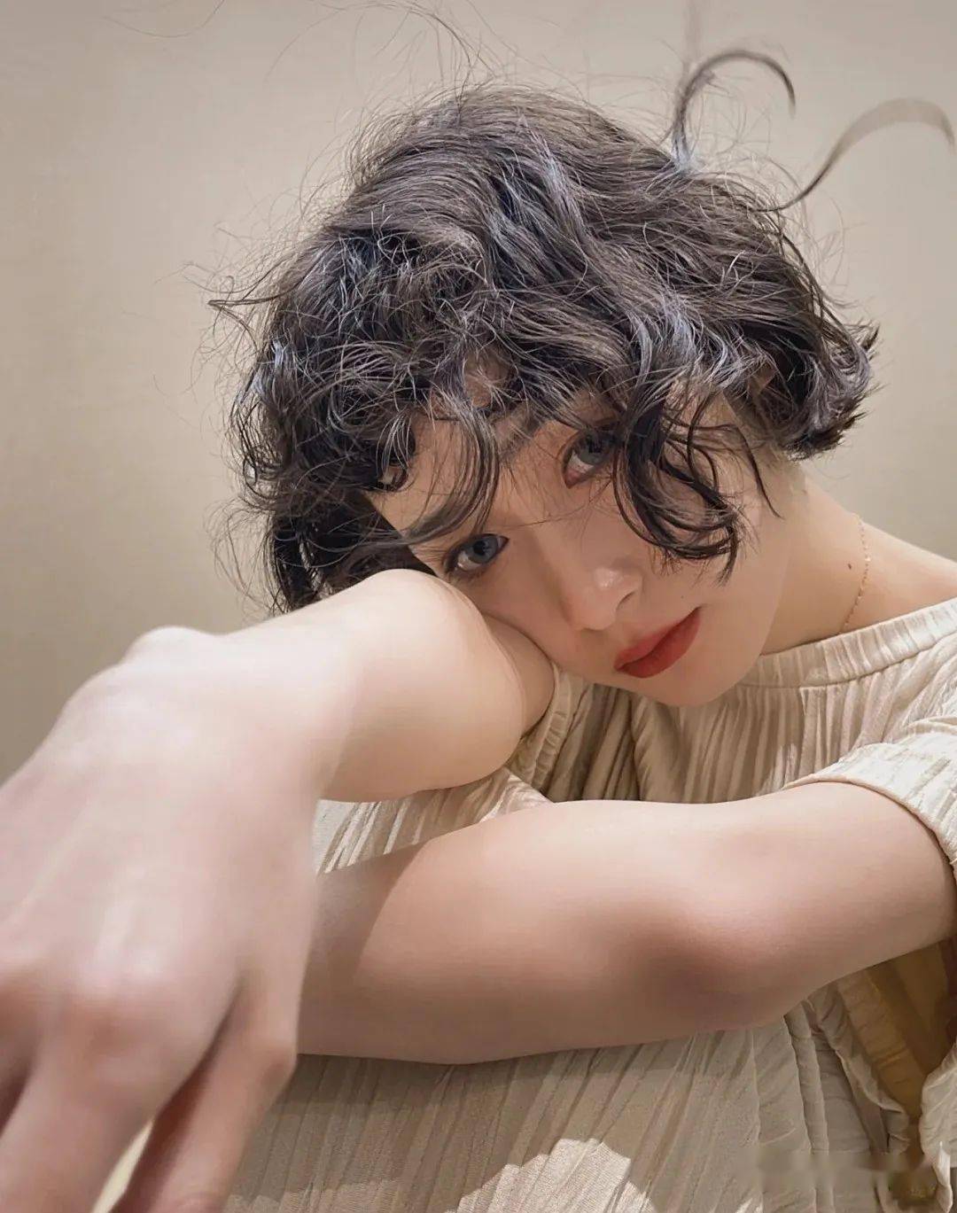 春夏来个"冻龄短发烫",更洋气_发型_中国_形象