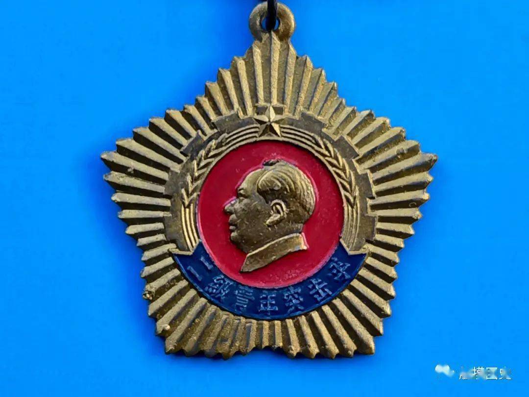 【庆祝建团百年·团史小课堂】鎏金纪念章_徽章_青年_南昌市