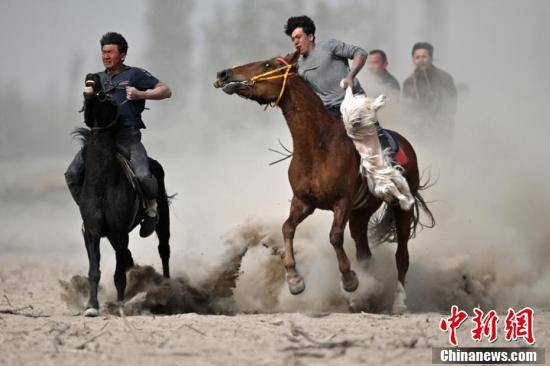 新疆库尔勒：刁羊比赛引客来