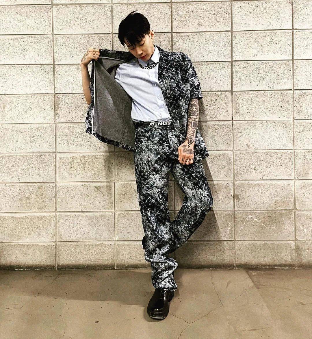 纹身男孩都穿什么风格?_朴宰范_硬汉_王信凯