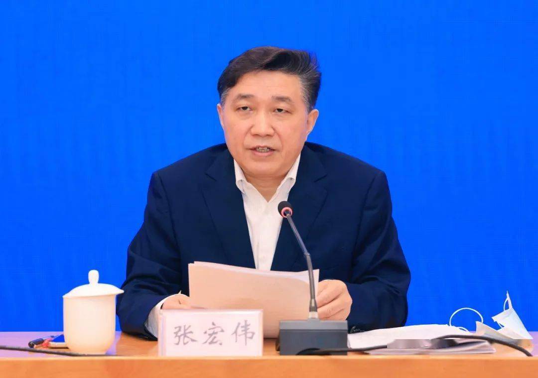 张宏伟同志解读《关于积极应对疫情进一步做好保企业稳就业惠民生工作