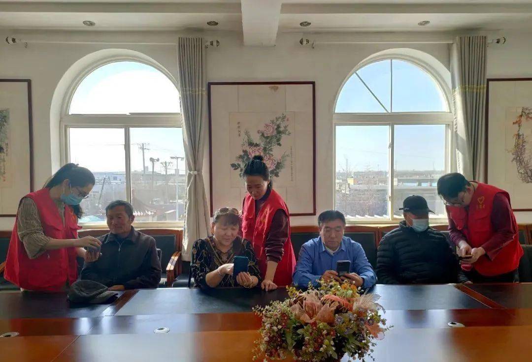 新时代文明实践谷家村志愿者教老年人使用智能手机