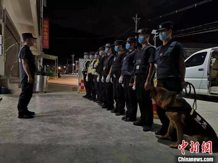 中越边境云南：缉毒犬年迈退役 艰难起身告别战友