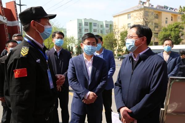 王纮调研平阴县高中毕业年级复课工作