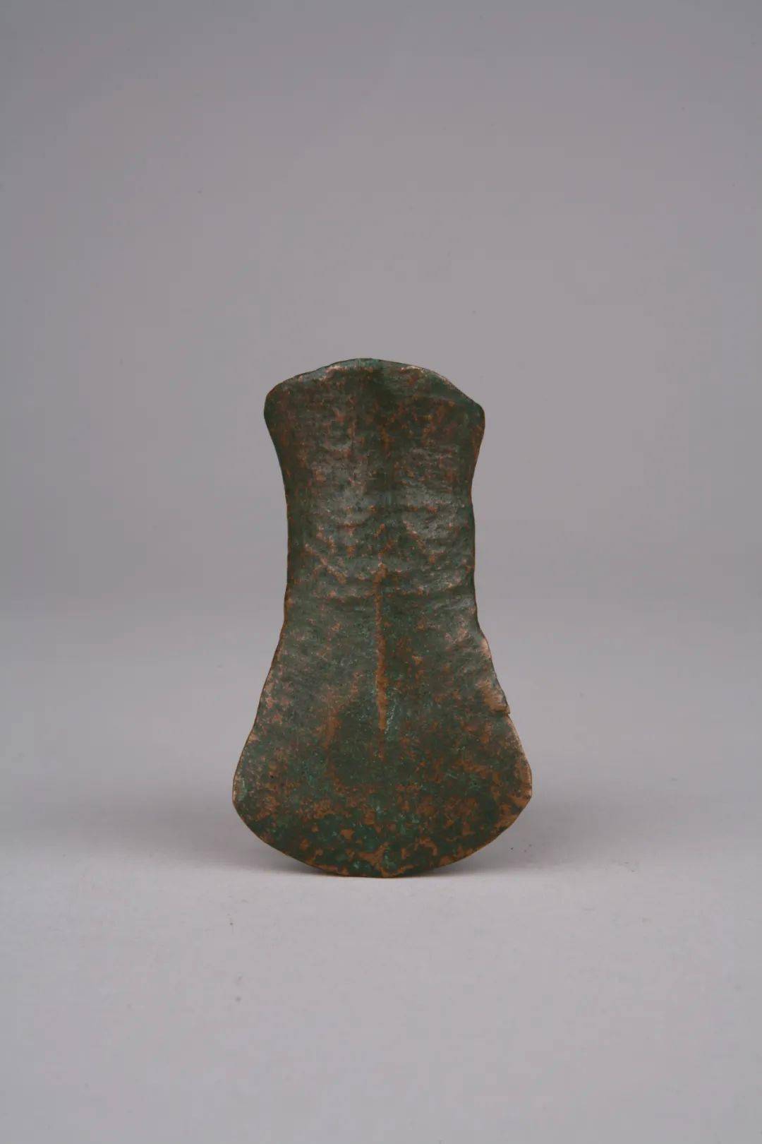 看古今国家三级文物战国西汉红铜斧