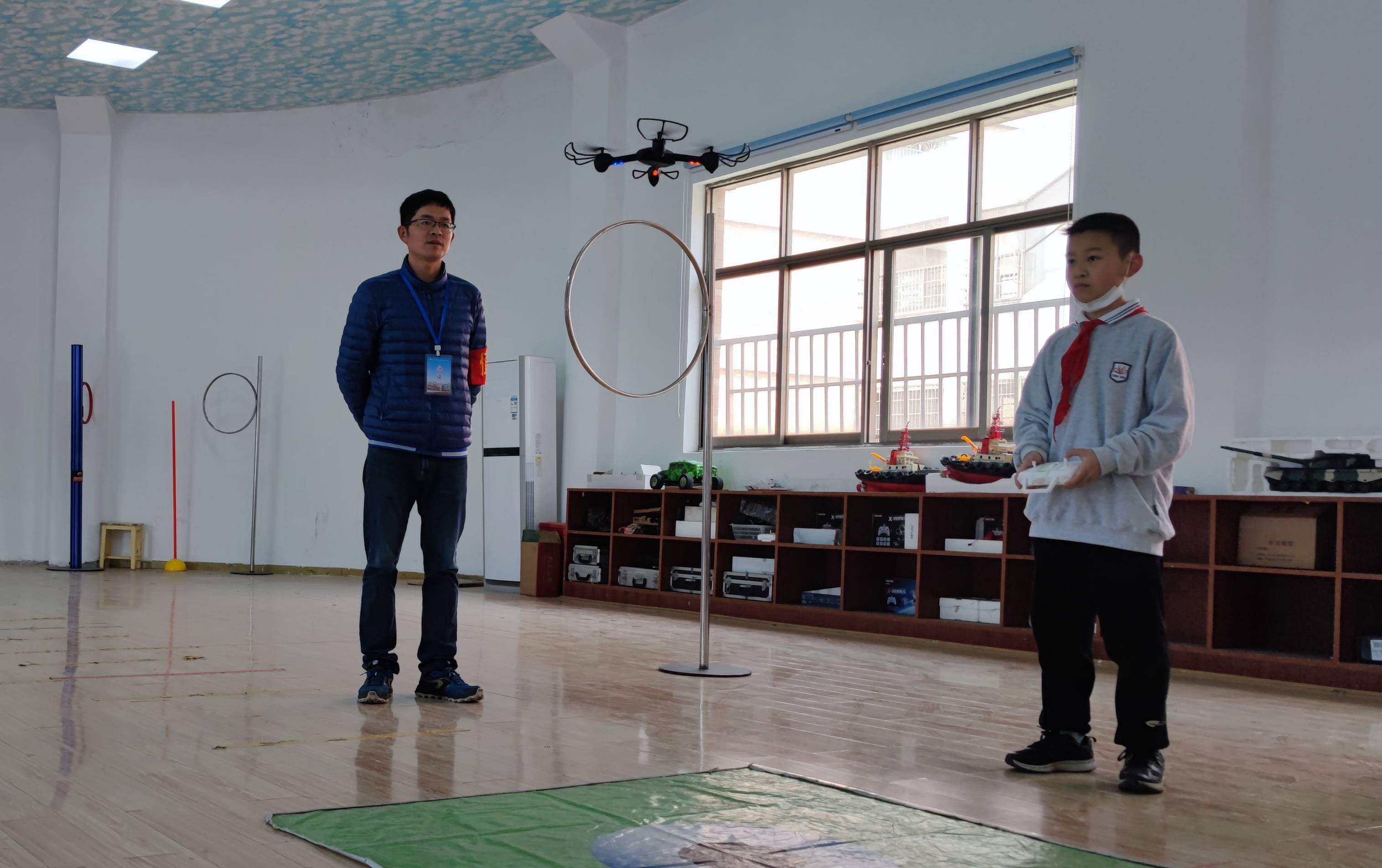 王禹程在胡老师指导下进行训练(受访者供图)潇湘晨报记者陈诗娴